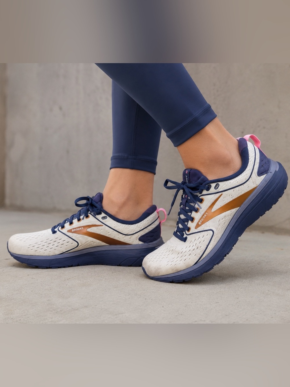 Brooks Transmit 3 Running Shoes Women’s 8 B Navy Cream Pink